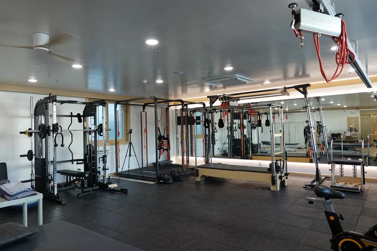 돋움병원 도수재활센터. 운동치료 장비와 재활 기구